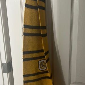 Hufflepuff scarf with logo